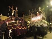 Encuentro. El Santísimo Cristo de la Paz y la Virgen de los Dolores hicieron su tradicional saludo antes de comenzar a procesionar el Viernes Santo en Santa María del Águila. /Elena Sánchez.