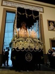 Los allí presentes mostraron su emoción ante la salida, por vez primera, de la Virgen de los Dolores, de Santa María del Águila, desde su nueva Casa Hermandad. /Elena Sánchez