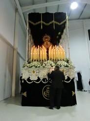 Serafín Mateo, capataz de la Virgen de los Dolores de Santa María del Águila, prepara a los costaleros para la primera 'levantá' de la noche del Viernes Santo. /Elena Sánchez