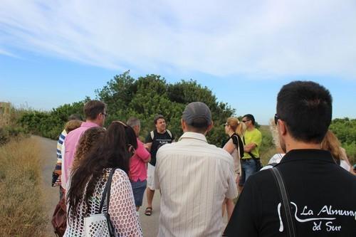 Moisés Palmero, de la Asociación 'Árbol de las piruletas' hizo un resumen de la fauna y flora de Punta Entinas en un marco incomparable.