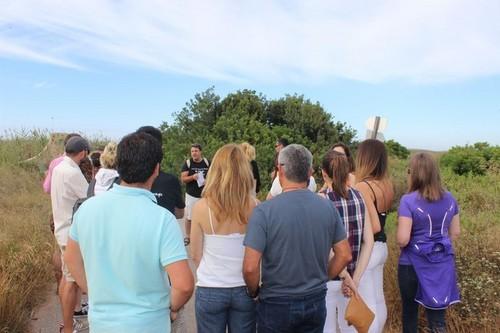 Moisés Palmero, de la Asociación 'Árbol de las piruletas' hizo un resumen de la fauna y flora de Punta Entinas en un marco incomparable.