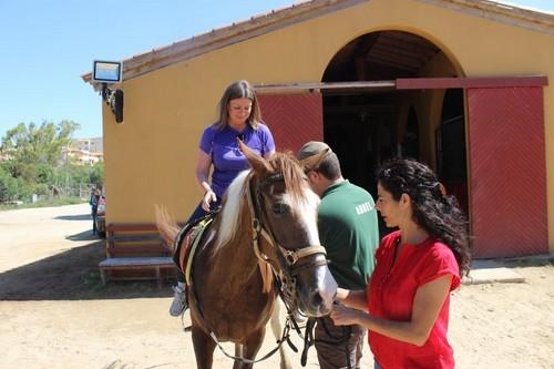 La concejala de Turismo, Luisa Barranco, se animó a subirse a una preciosa yegua.