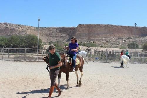 La concejala de Turismo, Luisa Barranco, se animó a subirse a una preciosa yegua.