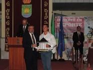 Marcelo García recogió el premio de la mano del concejal de Deportes, José Andrés Cano