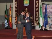 Félix Salinas, recogiendo el premio de la mano del alcalde de El Ejido, Francisco Góngora