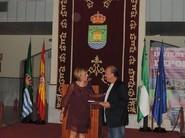 La delegada del Gobierno andaluz en Almería, Sonia Ferrer, fue la encargada de hacer entrega del premio 'Lucio Emilio Dafno¡ a la Asociación Cultural Athenaa