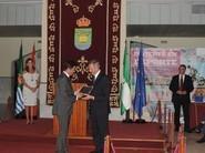 Momento de la entrega, por parte del alcalde de El Ejido, de la metopa de reconocimiento a Wim Kuipers, por su colaboración desinteresada en divulgar la cultura e historia de El Ejido