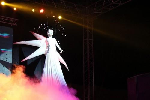 Primer plano de una de las artistas que acompañaron a Juan Magán en el escenario.