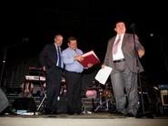 Juan Antonio Díaz recogió su placa de manos del presidente, José Luque Villegas, por haber hecho de Agroiris lo que es hoy.