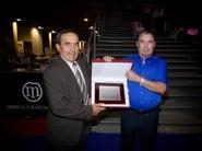 Antonio Gómez Gutiérrez recibió su placa de manos del secretario de Agroiris, José Luque Gómez.