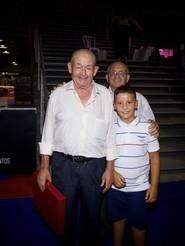 Antonio Castillo Martos, con su nieto, recibió una placa por sus 20 años de agricultor de Agroiris.