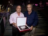 Rogelio Mellado Sánchez recibió la distinción de manos de Francisco Martín Luque, miembro del Consejo Rector.
