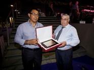 Pedro Sevilla Vázquez recibió la distinción del vocal de la Junta Rectora, Manuel Medina Salinas.
