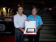 El vocal de la Junta Rectora de Agroiris entregó la placa a Antonio Vargas Parrilla por su buen hacer como agricultor.