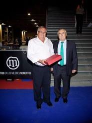 Gaspar Guil Orta recibió el reconocimiento por su labor durante 19 años en Agroiris. Entregó la placa su hermano Francisco Guil.