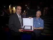 El secretario de Agroiris entregó la placa a José Palacios López, por su labor como agricultor.