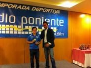 Un miembro del Club Tiempo libre recogió el premio en nombre de Marcelo García, de la mano de Francisco Góngora