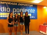 Las chicas de gimnasia rítmica recogieron su premio de la mano de Luisa Barranco, concejala de Comercio y Turismo