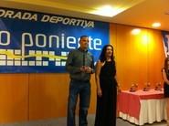 Alfonso Sánchez, del Club Padel Indoor, junto a Maria Carmen López, directora de Recursos Humanos de Radio Poniente