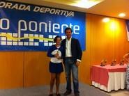 Silvia Vargas, del Club de Tenis El Ejido, recibe el premio de mano del alcalde de El Ejido