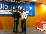 Miguel Manzano, del Club X Trem 4x4, recogió el premio de la mano de Alberto Gonzáles, concejal de Urbanismo