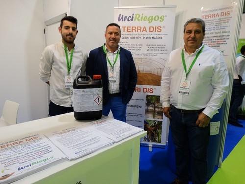 Miguel Martínez (derecha), de Urciriegos, junto a otros compañeros, mostrando Terra Dis y Agri Dis, dos desinfectantes con cero residuos, que distribuye la propia empresa