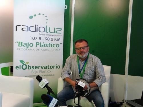 Antonio Navarro, de Radio Luz Dalías, está retransmitiendo la feria a través de su programa Bajo Plástico