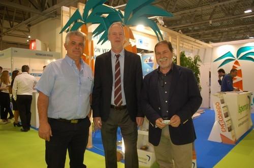 Pepe Bono, asesor de Anecoop (derecha), junto a unos amigos visitando la feria