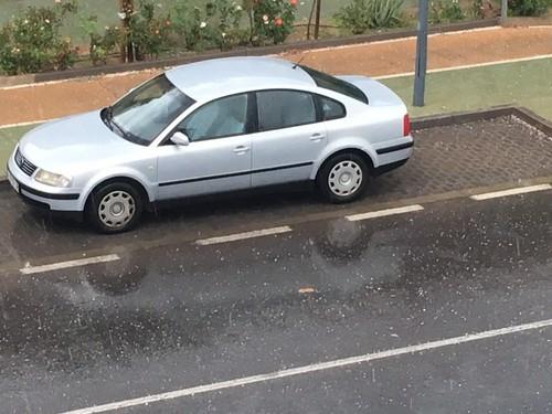 El granizo era claramente visible sobre el asfalto.