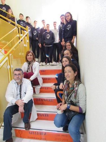 Alumnos de Berja con responsables del hospital.