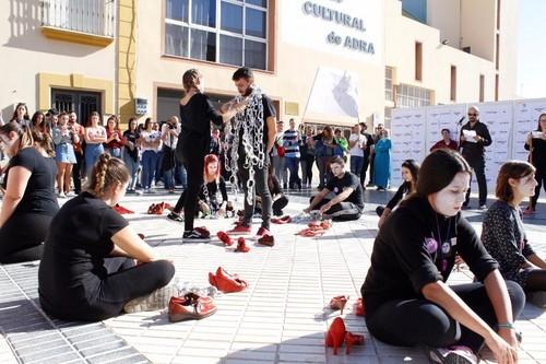 Estudiantes de Adra contra la violencia a la mujer.