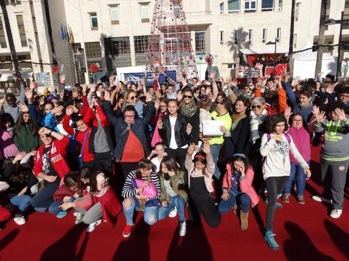 Foto de familia de alumnos y asociaciones participantes.