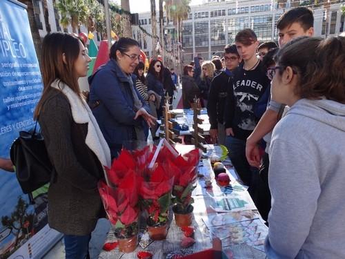 Se instalaron mesas informativas en la Plaza Mayor.