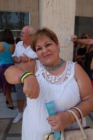 Esta señora muestra orgullosa todas sus pulseras solidarias.