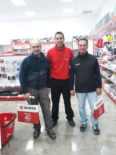 Clientes satisfechos con sus compras