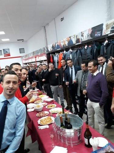 Numerosos compañeros de Wurth celebraron el jueves la inauguración de la tienda en El Ejido