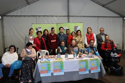 Foto de familia de la asociación VIVIR con las ediles de El Ejido.