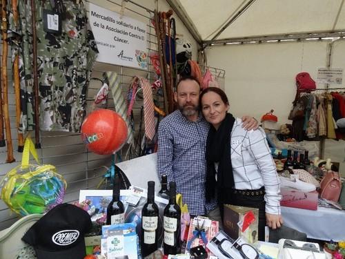 Mercadillo solidario en favor de la AECC.