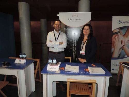 Stand de la empresa labor de equipo con sus trabajadores