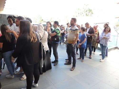 Muchos jóvenes hacían cola para acceder al Auditorio