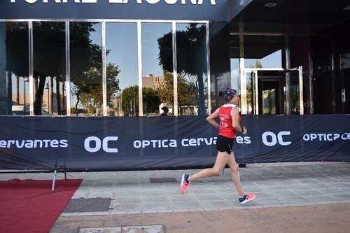 Una de las participantes en la Carrera Vertical