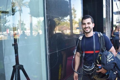 Uno de los bomberos participantes tras haber subido el edificio