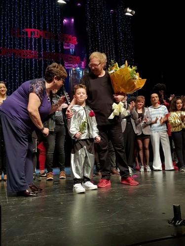 Una flor para el más pequeño de los participantes como homenaje a todos ellos.