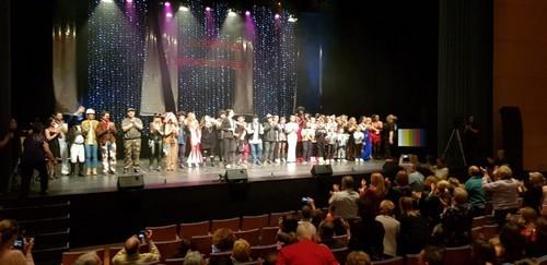 Foto de familia de los participantes, al final de la gala.