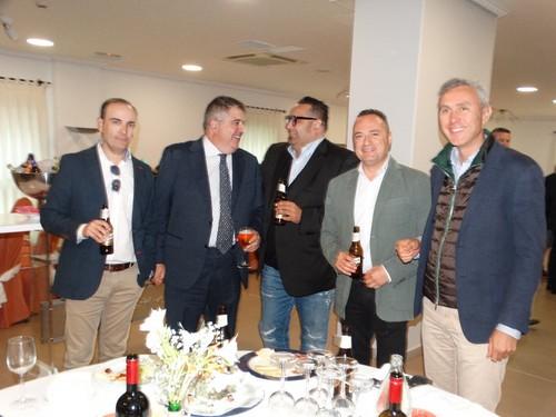 Los asistentes cerraron el acto con un aperitivo.