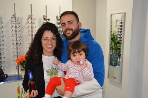 Familia en la inauguración del local.