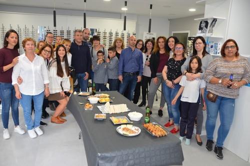 Otra imagen de familia de participantes en la inauguración del nuevo local.