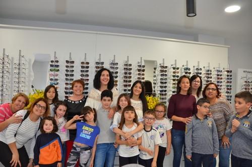 Foto de familia de una parte de los participantes en la fiesta de inauguración del nuevo local.