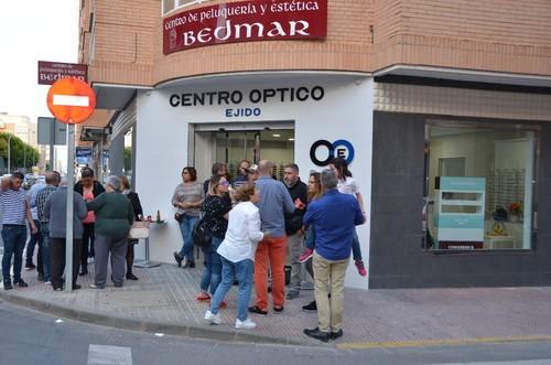 El nuevo local del Centro Óptico Ejido se quedó pequeño del gran número de clientes, familiares y amigos que asistieron a la fiesta de inauguración.