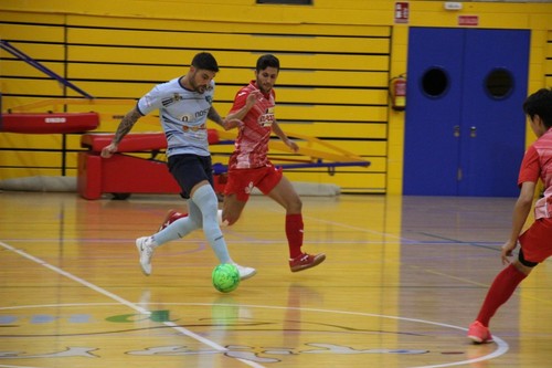 Con el dorsal 16, Juanillo, pívot. Esta es su primera temporada en el club ejidense, procede del CDM Génova Futsal.